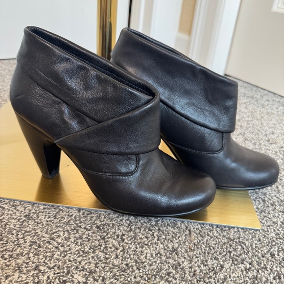Sofft Shoes - Sofft Women's Size 7M Freeda Black Leather Closed Toe Slip On Ankle Booties